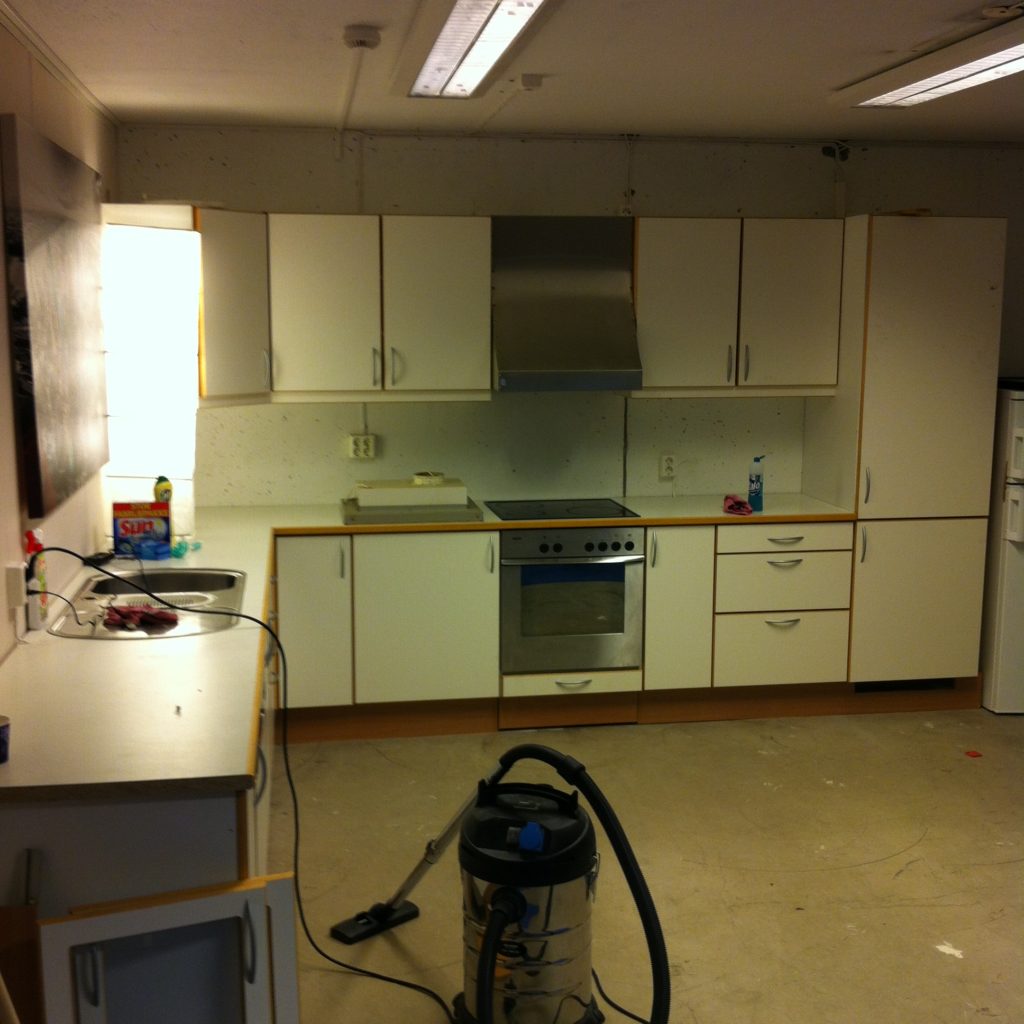 Vårt nye kjøkken er montert, og det mangler bare litt rørlegger-jobb før det er klart for bruk.