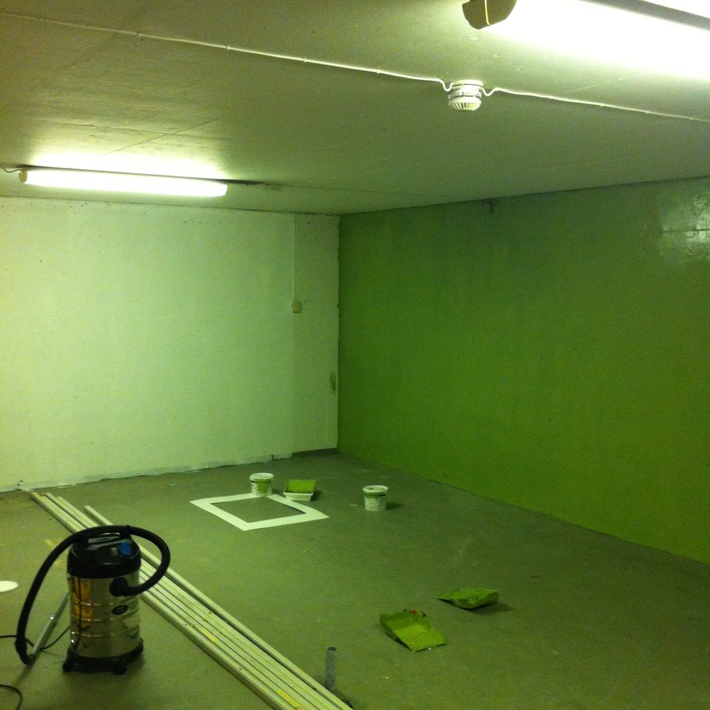 Rommet med den grønne signaturveggen. Her blir det 1 poolbord, prosjektor, sofagruppe.